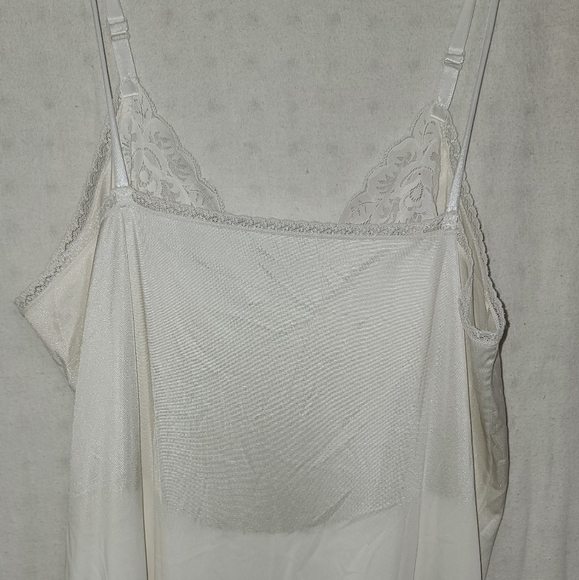 Vintage White slip with lace accents long with adjustable spaghetti straps - Picture 4 of 8